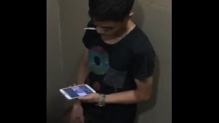 中国人、トイレの中でオナニーをする。デカマラです